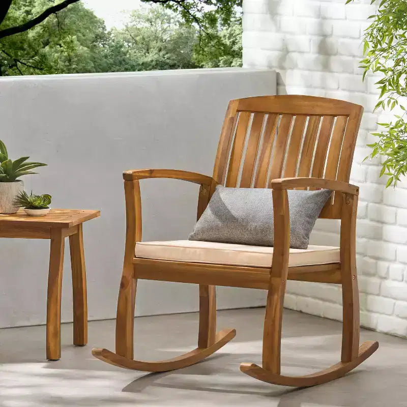 Fauteuil à bascule Selma Acacia avec coussin : Résistant aux intempéries, mouvement doux – Christopher Knight Home
