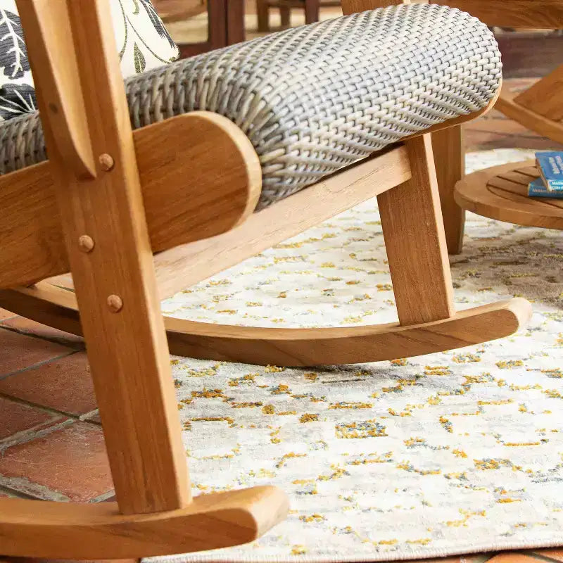 Chaise berçante d'extérieur Sonoma Lane Burke en teck avec assise tressée rembourrée