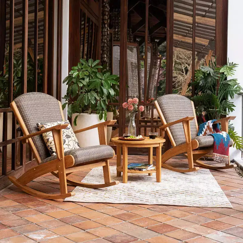 Chaise berçante d'extérieur Sonoma Lane Burke en teck avec assise tressée rembourrée