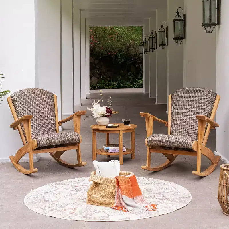 Chaise berçante d'extérieur Sonoma Lane Burke en teck avec assise tressée rembourrée