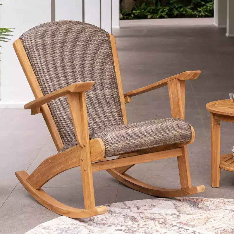 Chaise berçante d'extérieur Sonoma Lane Burke en teck avec assise tressée rembourrée