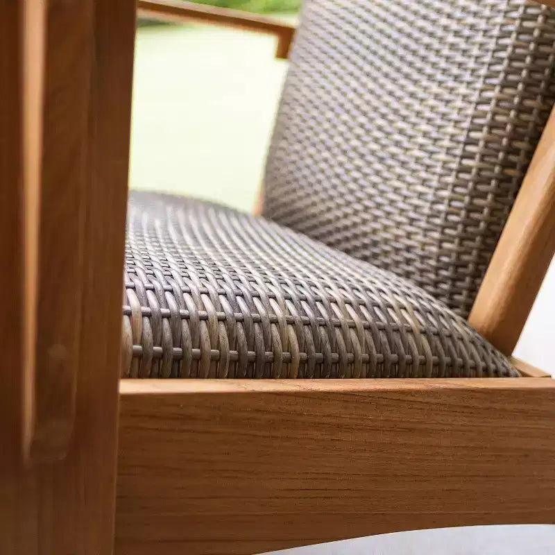 Chaise berçante d'extérieur Sonoma Lane Burke en teck avec assise tressée rembourrée