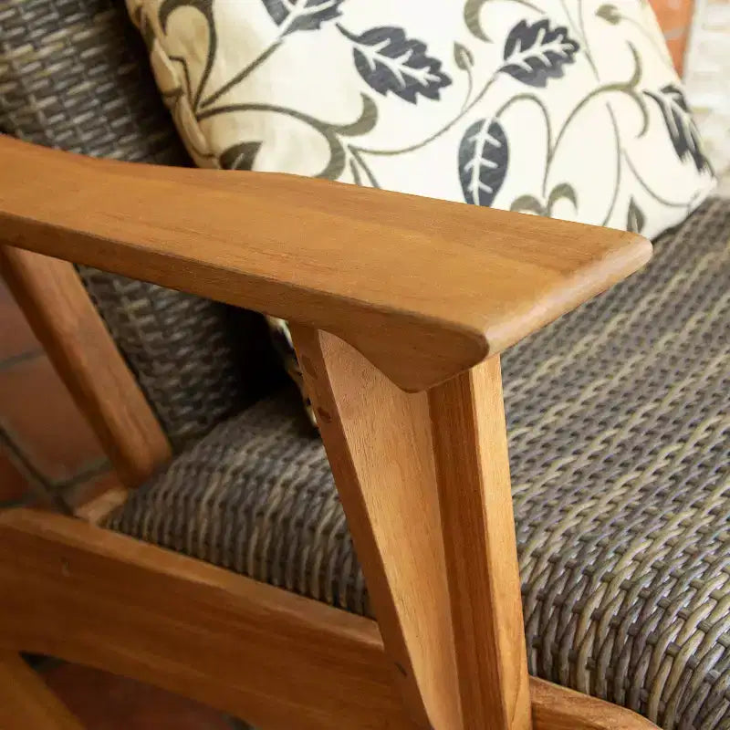 Chaise berçante d'extérieur Sonoma Lane Burke en teck avec assise tressée rembourrée