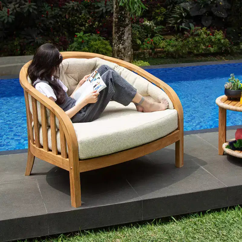 Chaise longue d'extérieur en teck Sonoma Lane Graford avec coussin taupe
