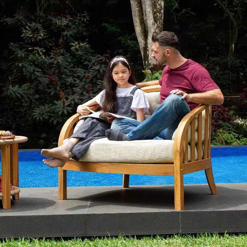 Chaise longue d'extérieur en teck Sonoma Lane Graford avec coussin taupe