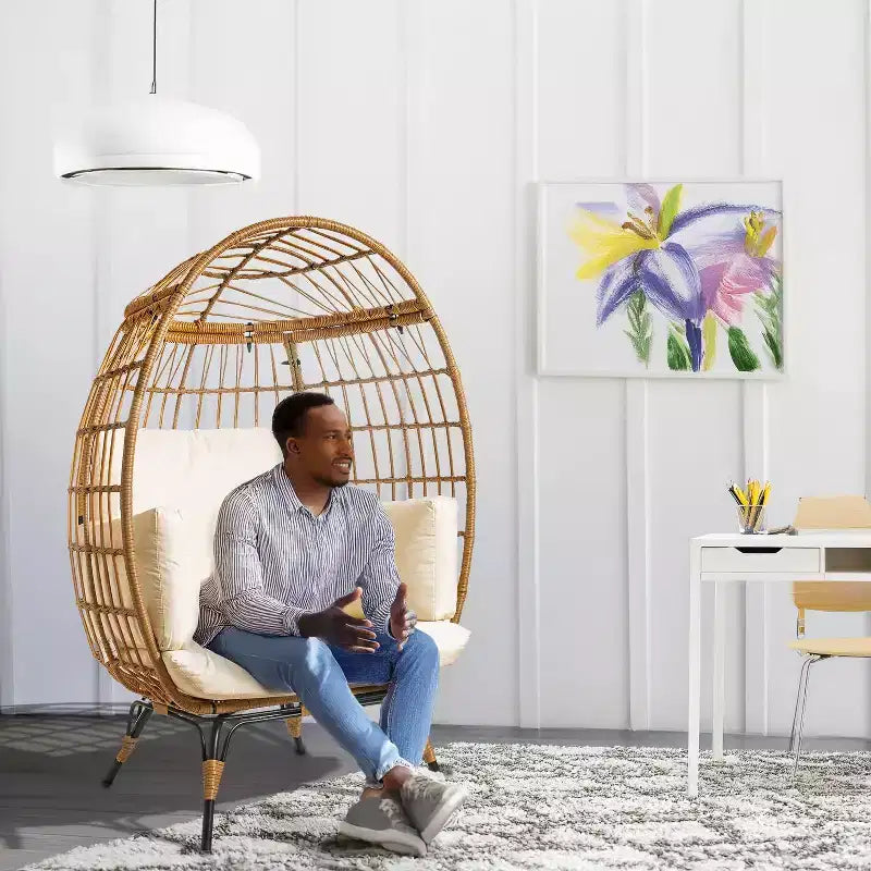 Chaise œuf en osier Chaise de patio en rotin PE avec cadre en acier et coussin ivoire Parfaite pour le jardin, le balcon, le patio et le salon intérieur MAPLE 99