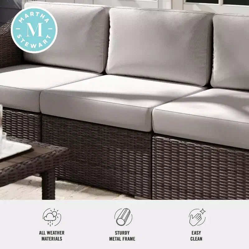Canapé d'angle modulable central Martha Stewart Bedford pour l'intérieur et l'extérieur en rotin tressé avec coussins tout temps