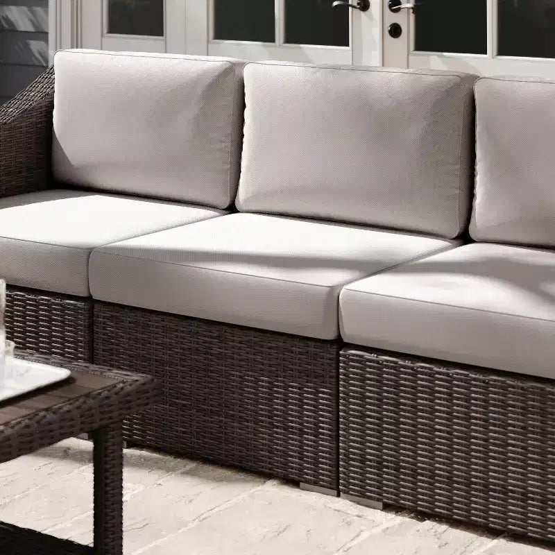 Canapé d'angle modulable central Martha Stewart Bedford pour l'intérieur et l'extérieur en rotin tressé avec coussins tout temps