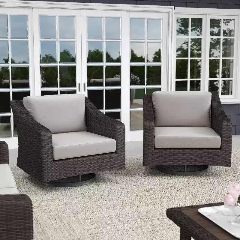 Chaise de patio d'intérieur/extérieur Martha Stewart Bedford (ensemble de 2) en osier de rotin avec pivotement à 360° et coussins toutes saisons