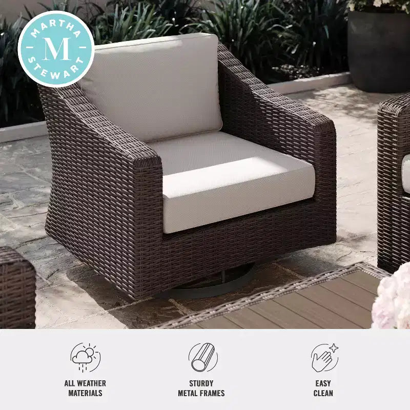 Chaise de patio d'intérieur/extérieur Martha Stewart Bedford (ensemble de 2) en osier de rotin avec pivotement à 360° et coussins toutes saisons