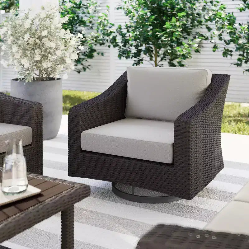 Chaise de patio d'intérieur/extérieur Martha Stewart Bedford (ensemble de 2) en osier de rotin avec pivotement à 360° et coussins toutes saisons