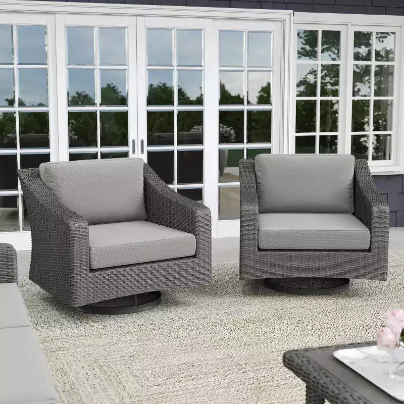 Chaise de patio d'intérieur/extérieur Martha Stewart Bedford (ensemble de 2) en osier de rotin avec pivotement à 360° et coussins toutes saisons