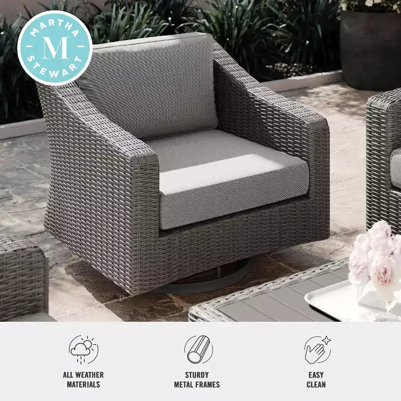 Chaise de patio d'intérieur/extérieur Martha Stewart Bedford (ensemble de 2) en osier de rotin avec pivotement à 360° et coussins toutes saisons