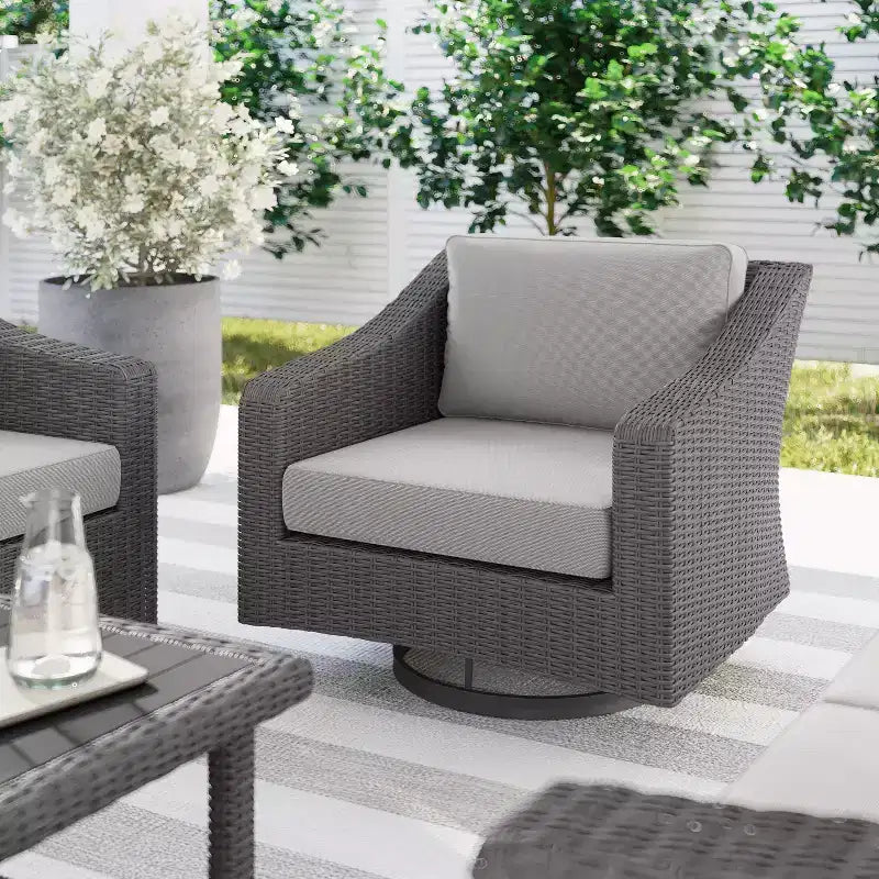 Chaise de patio d'intérieur/extérieur Martha Stewart Bedford (ensemble de 2) en osier de rotin avec pivotement à 360° et coussins toutes saisons