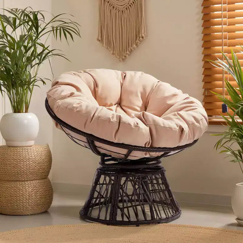 Karl Home | Fauteuil pivotant en osier marron avec coussin beige