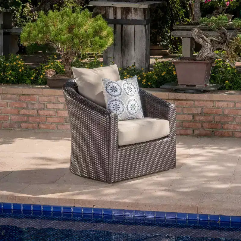 Chaises d'appoint pivotantes Okak 360 pour terrasse, chaises de club d'extérieur en osier tressé à la main avec base en aluminium et coussins amovibles, meubles de terrasse, une place, marron
