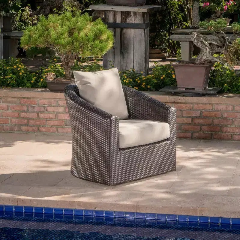 Chaises d'appoint pivotantes Okak 360 pour terrasse, chaises de club d'extérieur en osier tressé à la main avec base en aluminium et coussins amovibles, meubles de terrasse, une place, marron