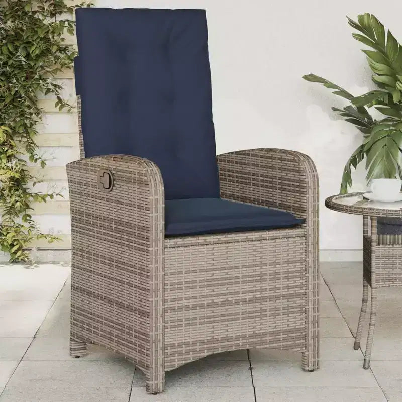 vidaXL Chaise longue de jardin inclinable - Rotin synthétique gris avec coussins bleu marine, dossier réglable pour se détendre dans le jardin/à l'extérieur/sur la terrasse, housses lavables