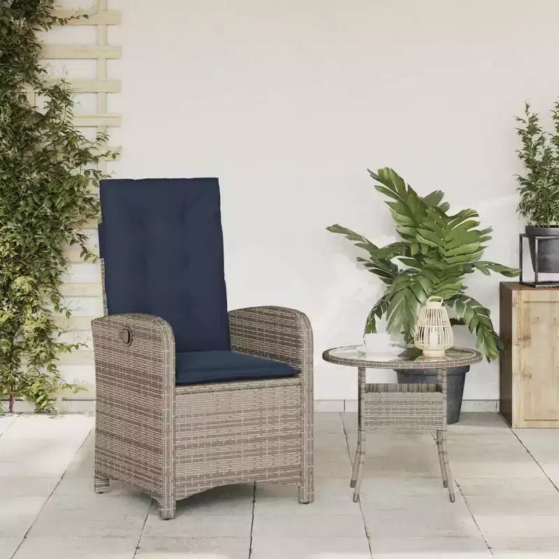 vidaXL Chaise longue de jardin inclinable - Rotin synthétique gris avec coussins bleu marine, dossier réglable pour se détendre dans le jardin/à l'extérieur/sur la terrasse, housses lavables