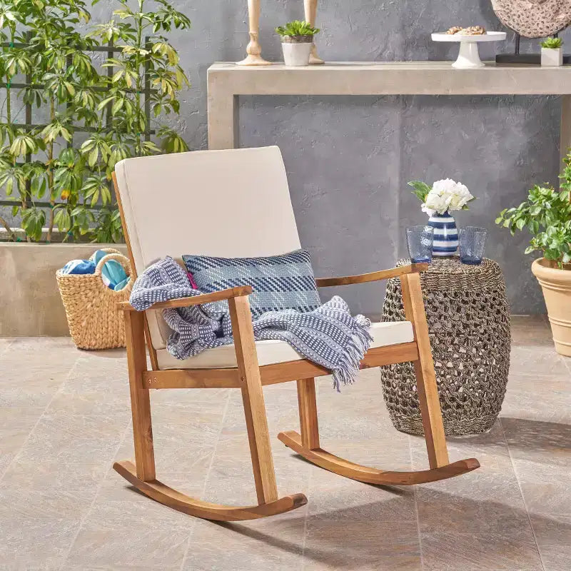 Fauteuil à bascule moderne d'extérieur en bois d'acacia avec coussins Christopher Knight Home Murad