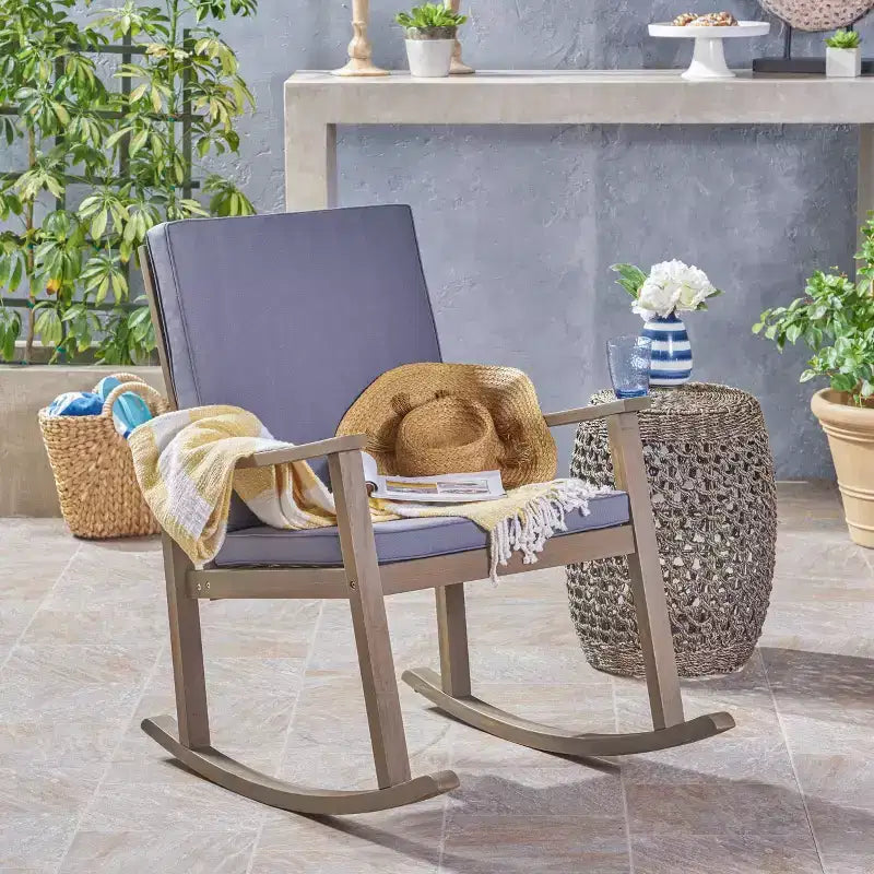 Fauteuil à bascule moderne d'extérieur en bois d'acacia avec coussins Christopher Knight Home Murad