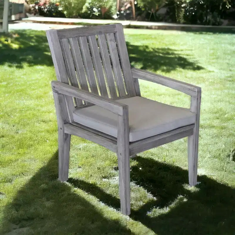 Chaise de salle à manger d'extérieur Courtyard Casual Driftwood Grey Teak Surf Side avec coussin