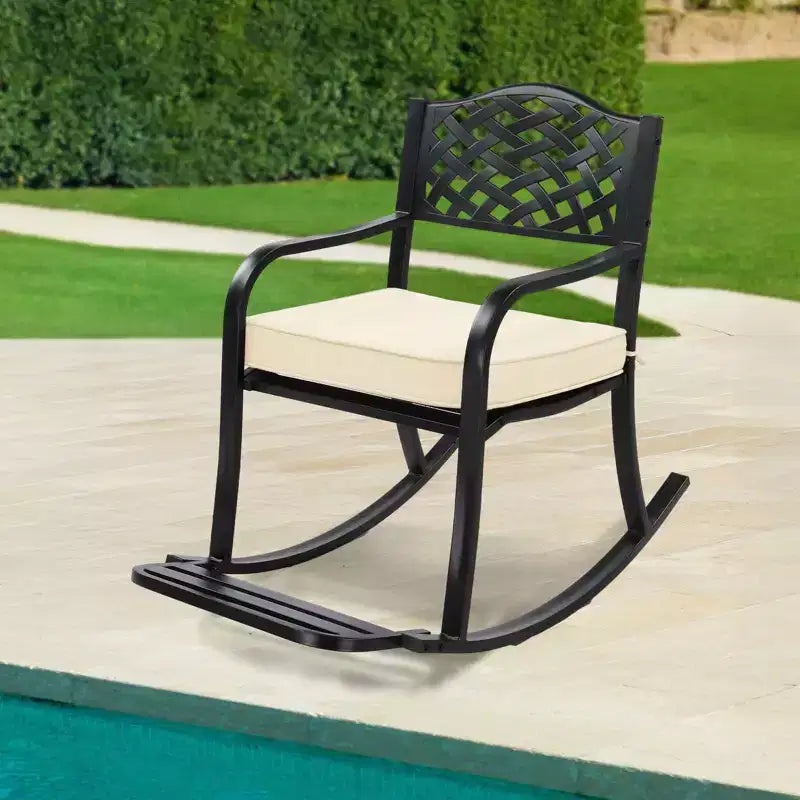 Karl Home | Fauteuil à bascule en fer noir avec dossier en maille et coussin blanc cassé