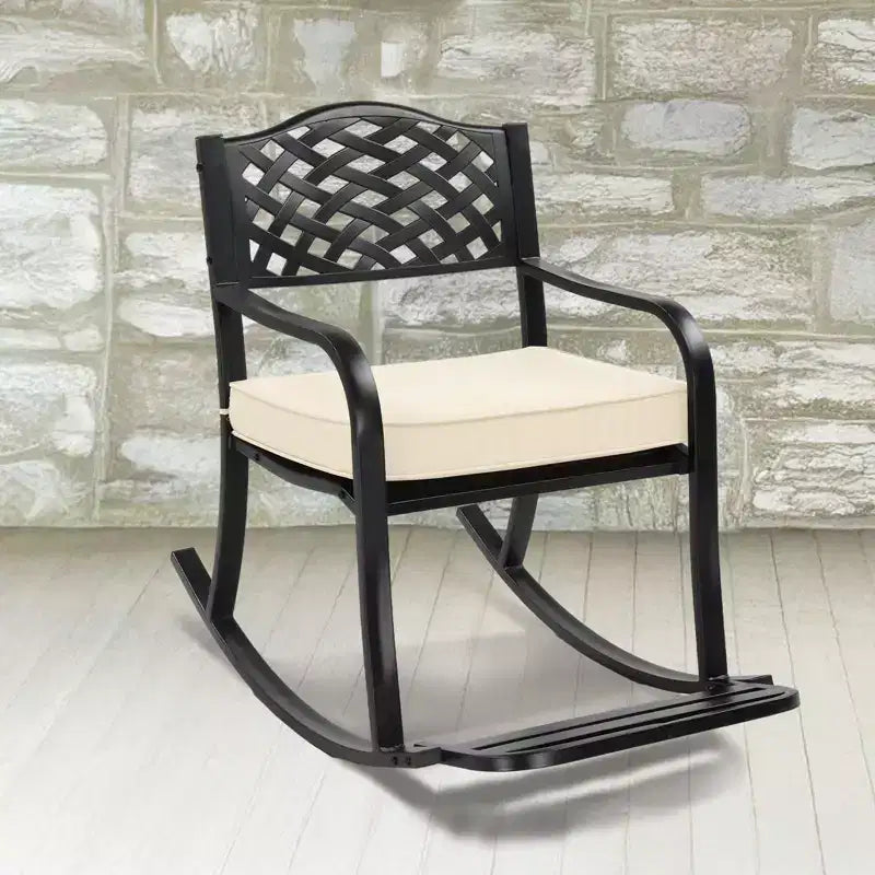Karl Home | Fauteuil à bascule en fer noir avec dossier en maille et coussin blanc cassé