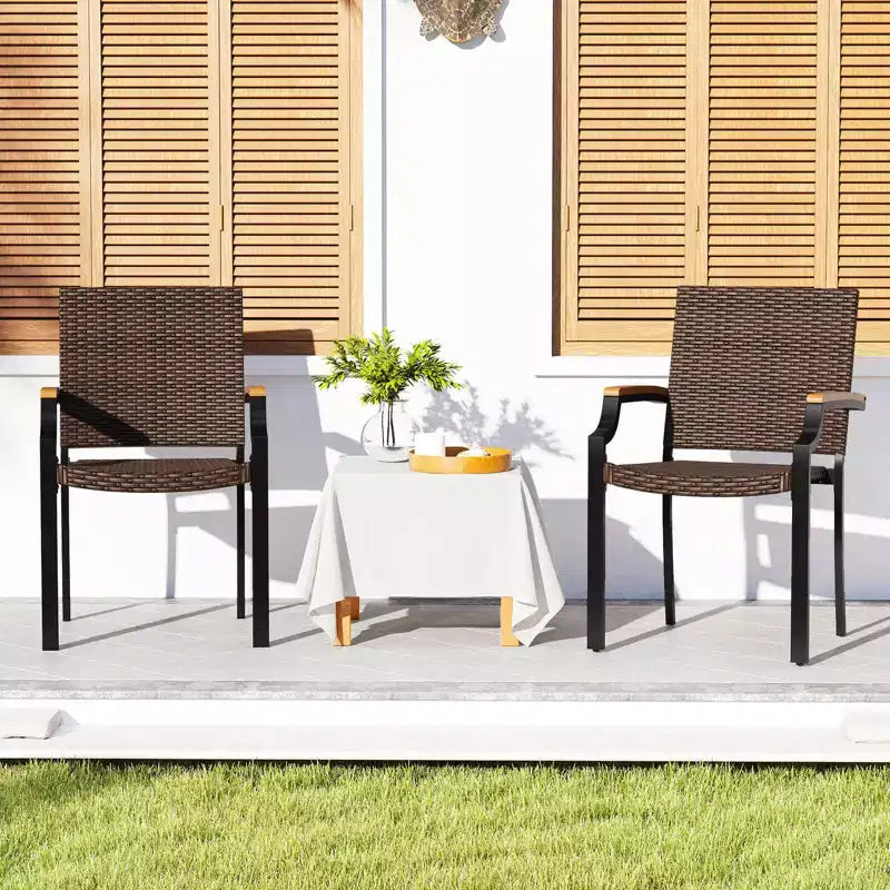 Costway Lot de 2 chaises empilables en osier avec accoudoirs en bois d'acacia et cadre en métal, extérieur