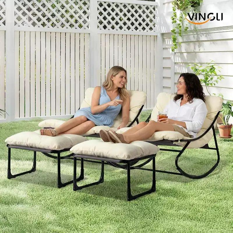 Fauteuil à bascule d'extérieur VINGLI avec repose-pieds, chaise longue rembourrée confortable pour l'intérieur et l'extérieur, supporte 180 kg, blanc