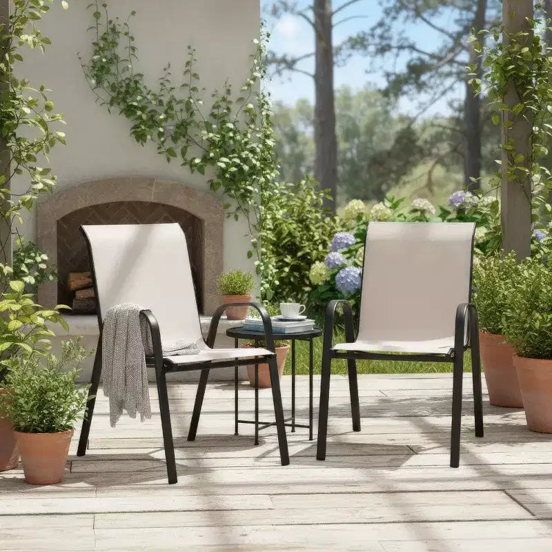 Lot de 2 chaises empilables d'extérieur Royal Hampton, en tissu maillé beige, métal noir