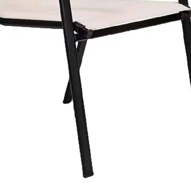 Lot de 2 chaises empilables d'extérieur Royal Hampton, en tissu maillé beige, métal noir