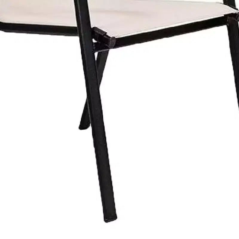 Lot de 2 chaises empilables d'extérieur Royal Hampton, en tissu maillé beige, métal noir