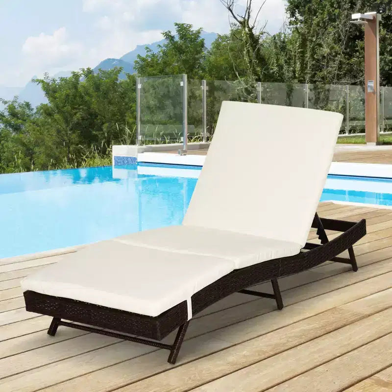 Chaise longue de patio, transat de piscine avec dossier réglable sur 5 positions et coussin, bain de soleil extérieur en rotin PE, 78,75 x 28 x 35