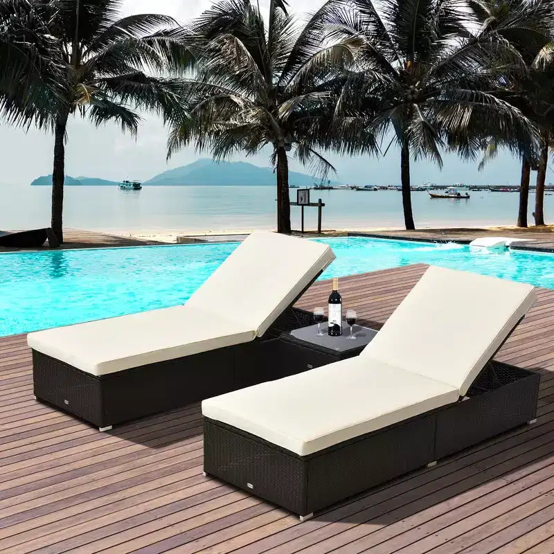 Ensemble de 2 chaises longues avec dossier réglable sur 5 positions, table basse d'extérieur, coussins déperlants, chaises de piscine en rotin PE
