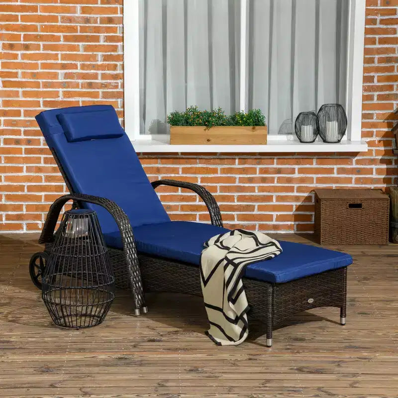 Chaise longue d'extérieur, chaise longue de piscine en rotin à dossier réglable sur 5 niveaux avec roues, coussin et appui-tête