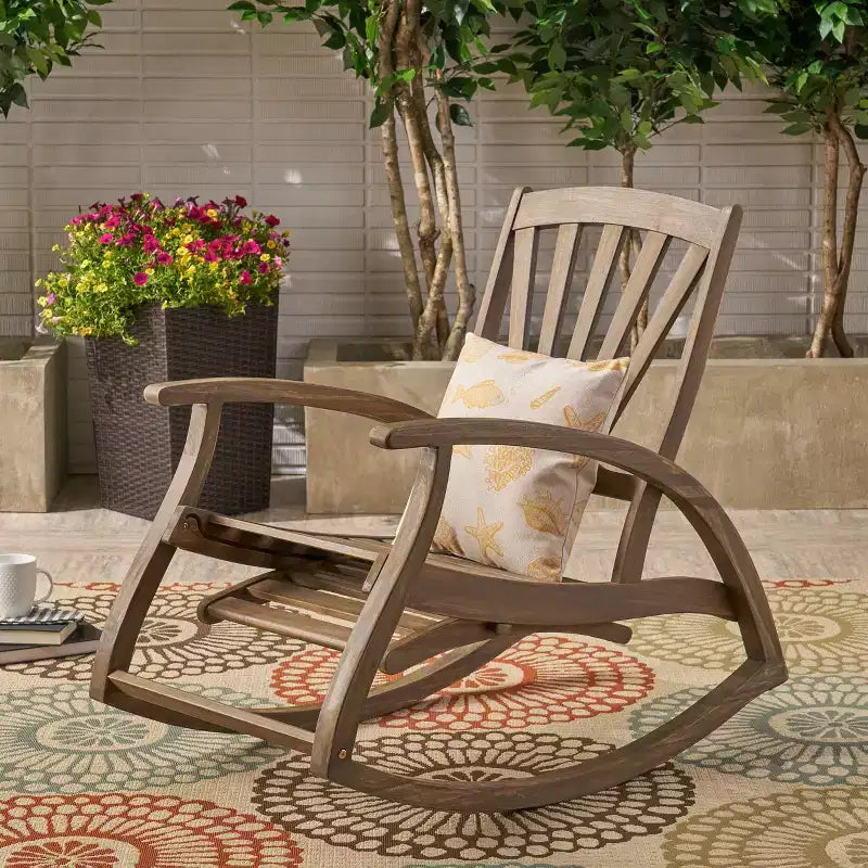 Fauteuil à bascule d'extérieur Okak en bois d'acacia avec repose-pieds rétractable, fauteuil d'appoint de patio avec accoudoirs fixes, fauteuils à bascule de patio pour porche, gris