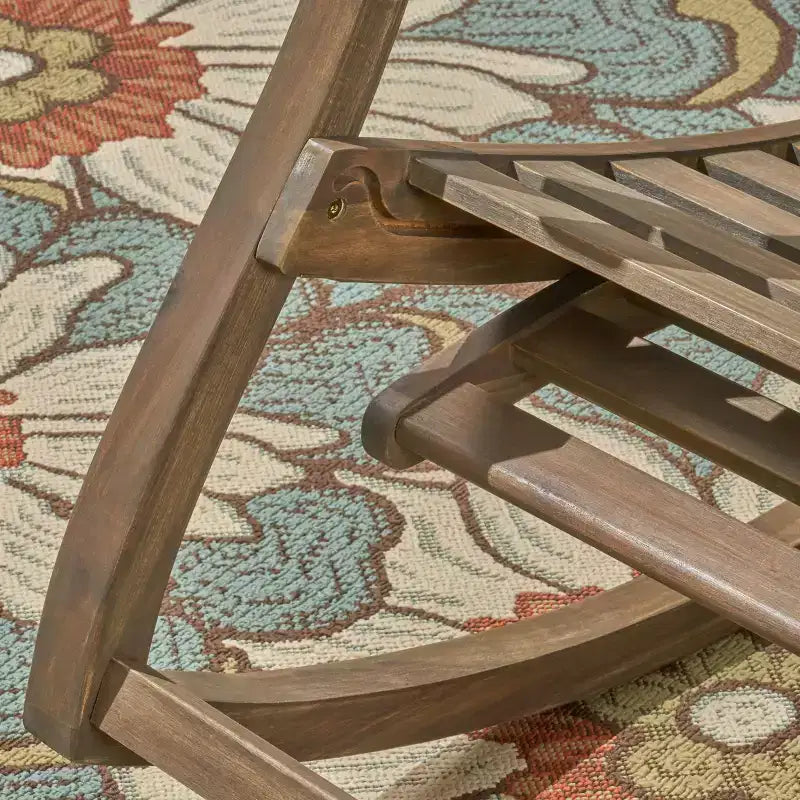 Fauteuil à bascule d'extérieur Okak en bois d'acacia avec repose-pieds rétractable, fauteuil d'appoint de patio avec accoudoirs fixes, fauteuils à bascule de patio pour porche, gris