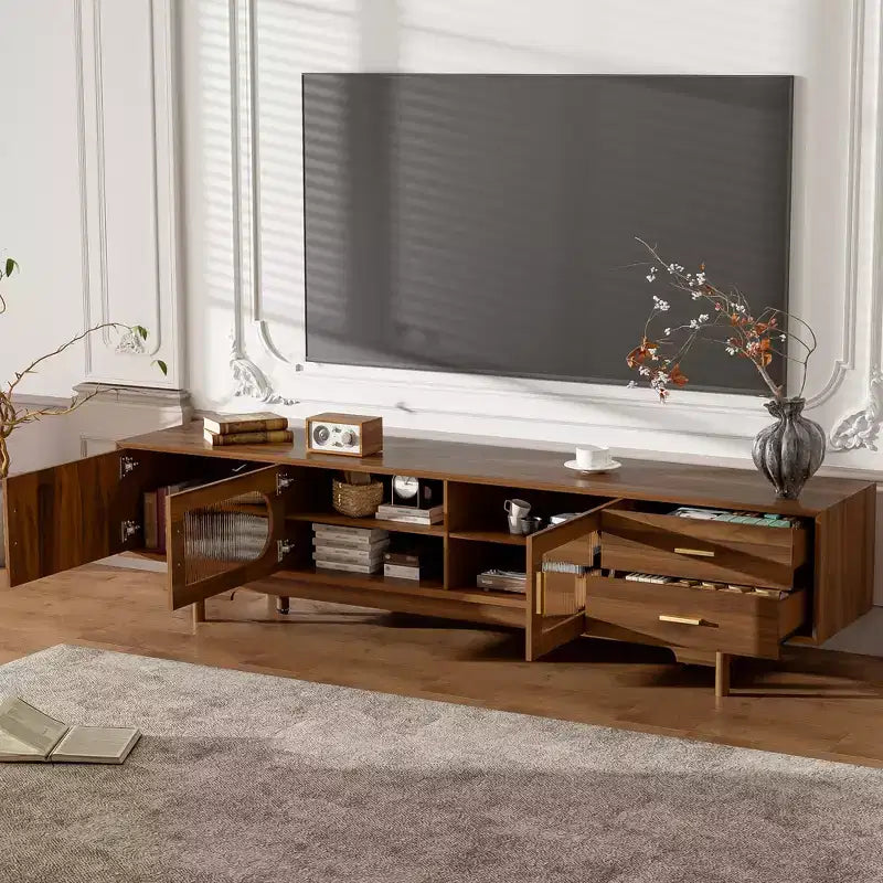 Meuble TV pour téléviseurs jusqu'à 85 pouces, meuble TV console média de style moderne du milieu du siècle avec portes en verre cannelé et 2 tiroirs, Noyer - ModernLuxe