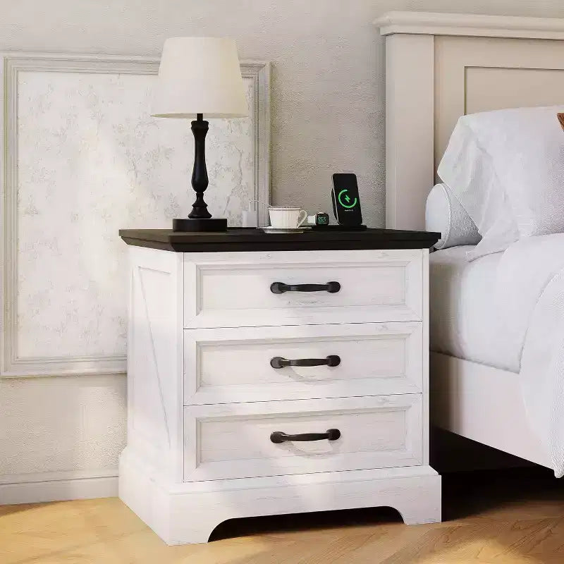 Table de chevet et d'appoint de style rustique de 24 pouces avec station de recharge et 3 grands tiroirs, petit espace, table d'appoint blanche, un paquet