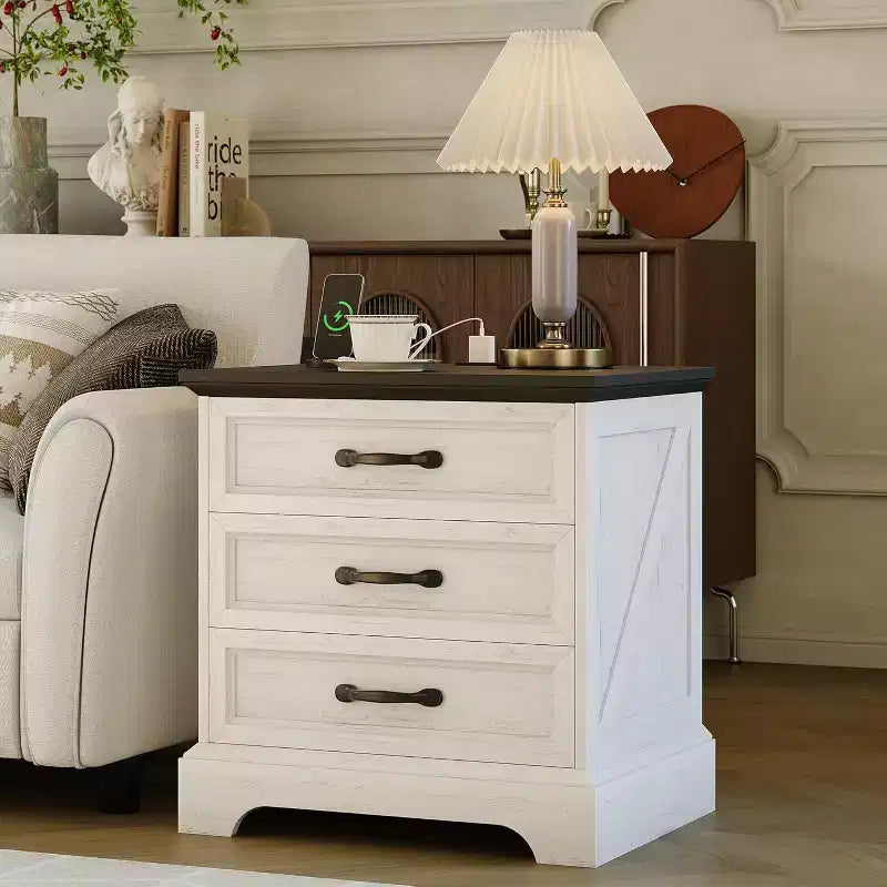 Table de chevet et d'appoint de style rustique de 24 pouces avec station de recharge et 3 grands tiroirs, petit espace, table d'appoint blanche, un paquet