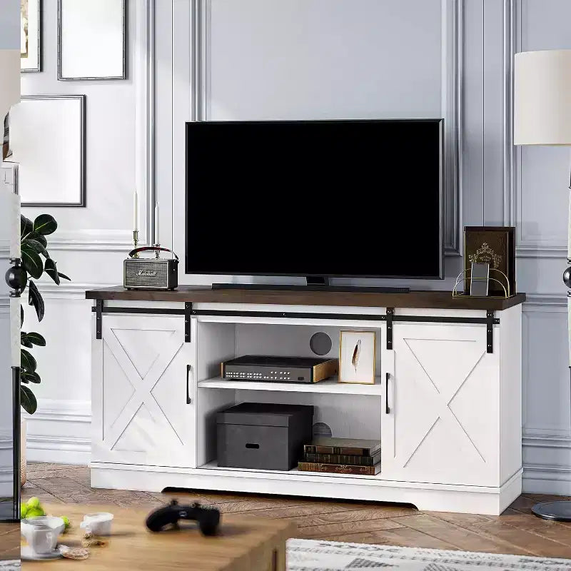 Meuble TV de style rustique pour téléviseurs jusqu'à 65 pouces, meuble de divertissement avec portes coulissantes de grange, armoires de rangement réglables, blanc et marron