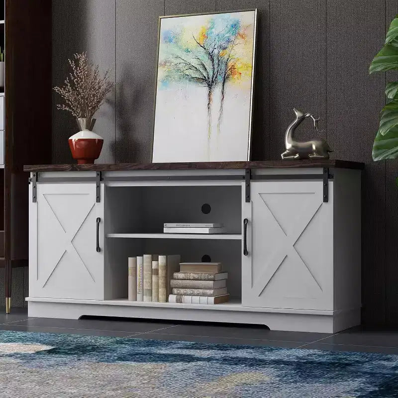 Meuble TV de style rustique pour téléviseurs jusqu'à 65 pouces, meuble de divertissement avec portes coulissantes de grange, armoires de rangement réglables, blanc et marron
