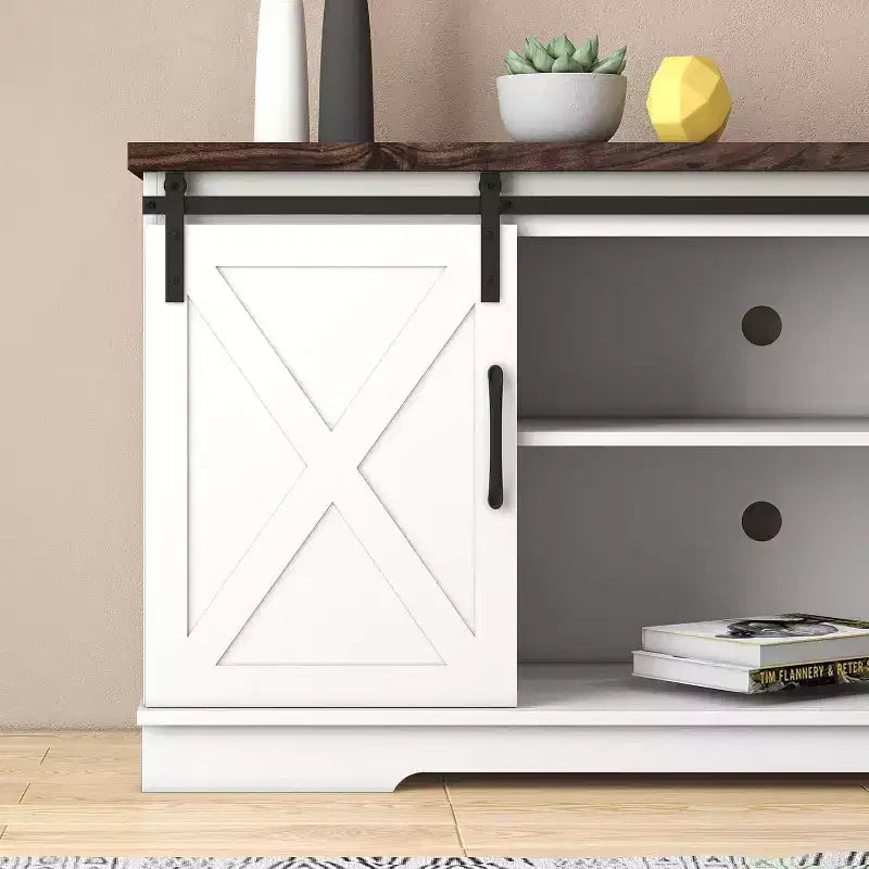 Meuble TV de style rustique pour téléviseurs jusqu'à 65 pouces, meuble de divertissement avec portes coulissantes de grange, armoires de rangement réglables, blanc et marron