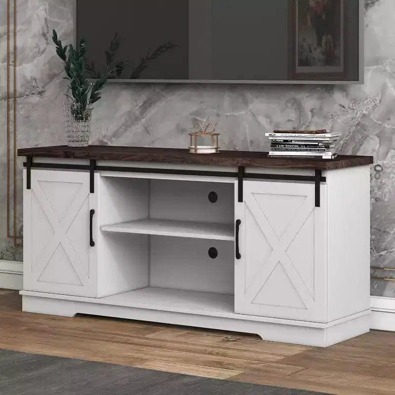 Meuble TV de style rustique pour téléviseurs jusqu'à 65 pouces, meuble de divertissement avec portes coulissantes de grange, armoires de rangement réglables, blanc et marron