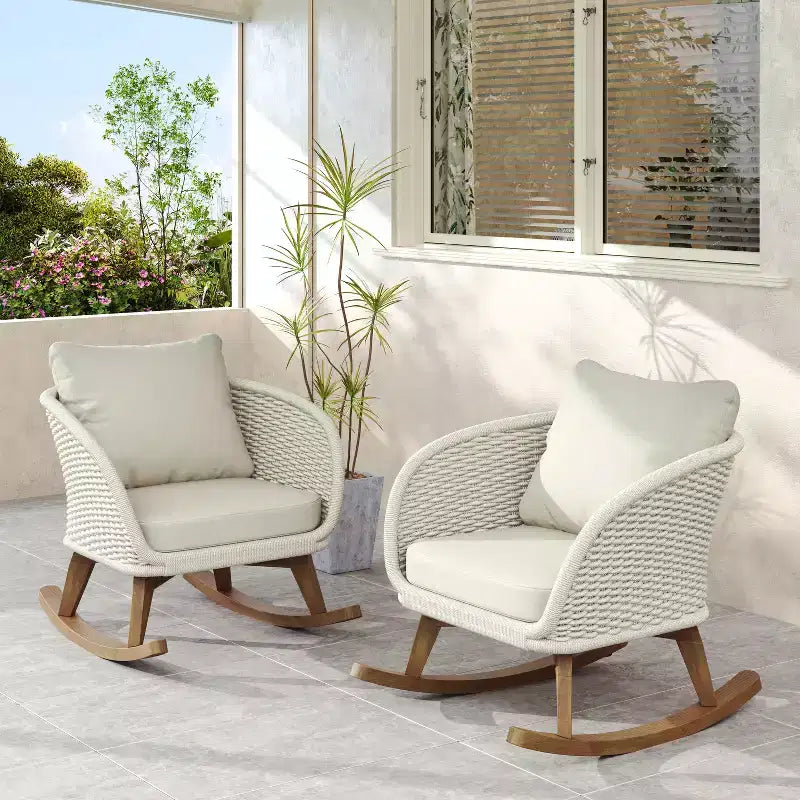 Ensemble de 2 chaises à bascule contemporaines minimalistes en osier beige avec coussins moelleux, pour usage intérieur et extérieur