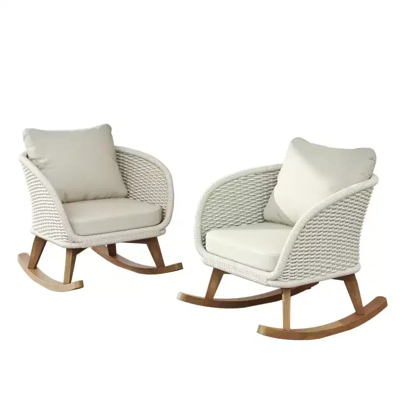 Ensemble de 2 chaises à bascule contemporaines minimalistes en osier beige avec coussins moelleux, pour usage intérieur et extérieur
