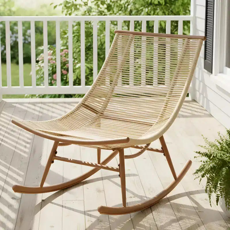 Fauteuil à bascule d'extérieur ModernLuxe, fauteuil à bascule de patio en rotin PE résistant aux intempéries avec cadre en métal robuste, chaise longue ergonomique incurvée, beige