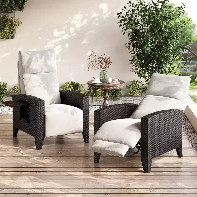 Fauteuil inclinable en osier avec dossier et repose-pieds réglables, chaise longue de patio en rotin inclinable à plat à 150° avec table d'appoint extensible et pompe à air
