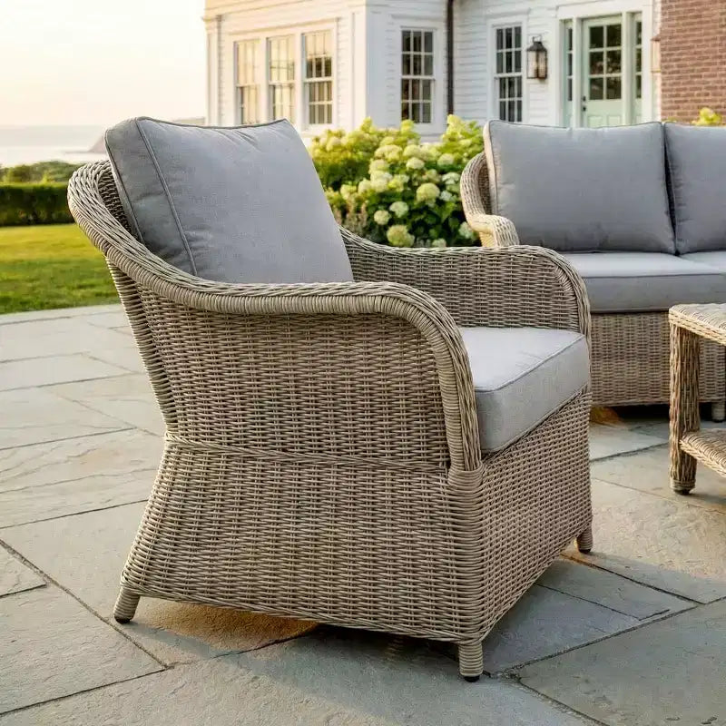 Fauteuil de jardin Martha Stewart Lily Pond, en rotin tressé gris vieilli avec coussins gris résistants aux intempéries